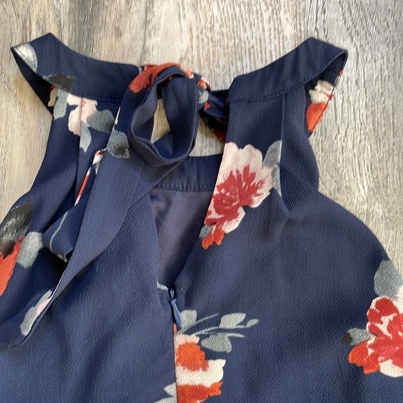 Listicle Women’s Navy Floral Shorts Jumpsuit Romper, Keyhole tie back, size LG - Picture 14 of 14